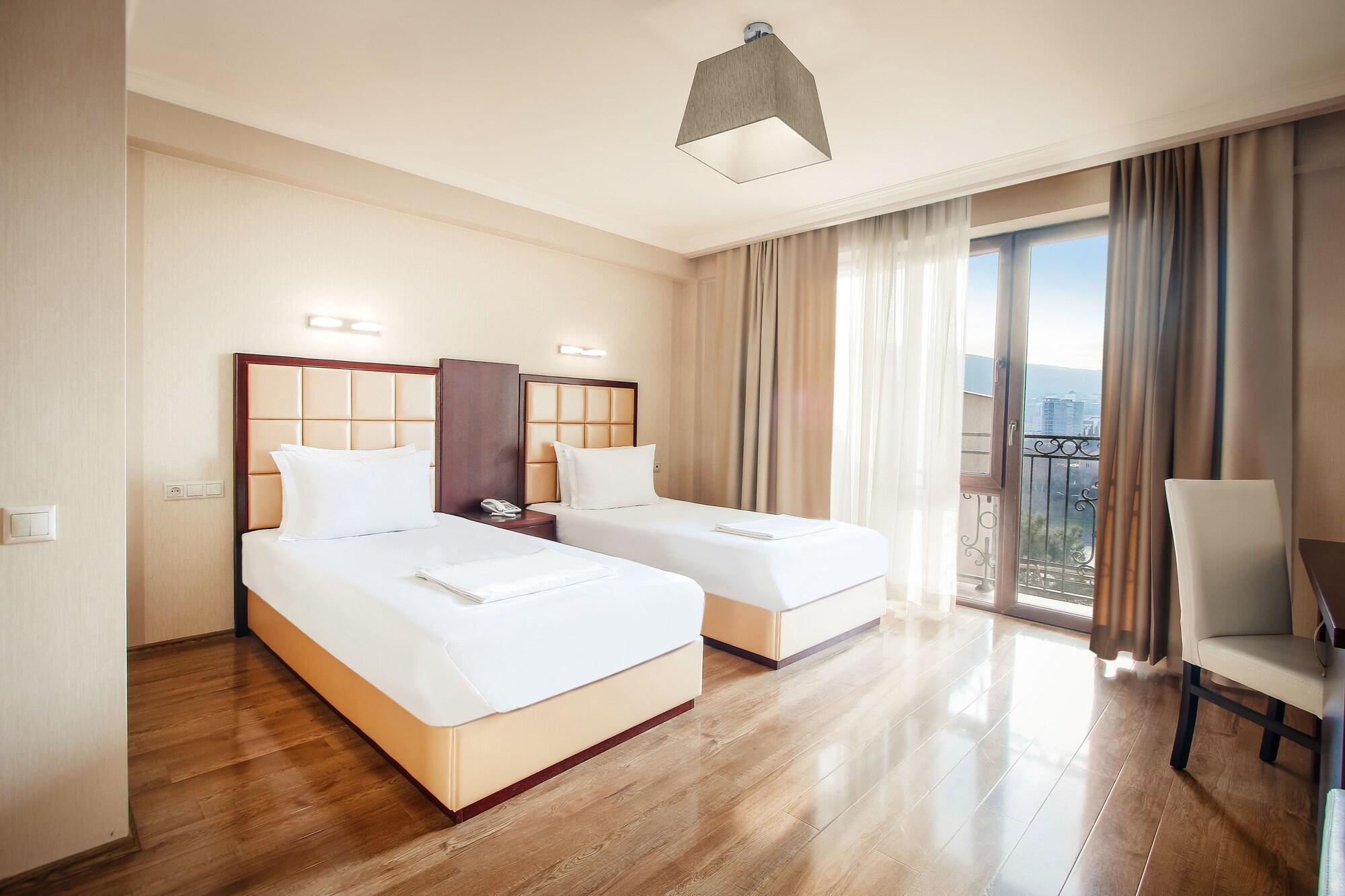 Gtm Plaza Hotel Tbilisi Bagian luar foto