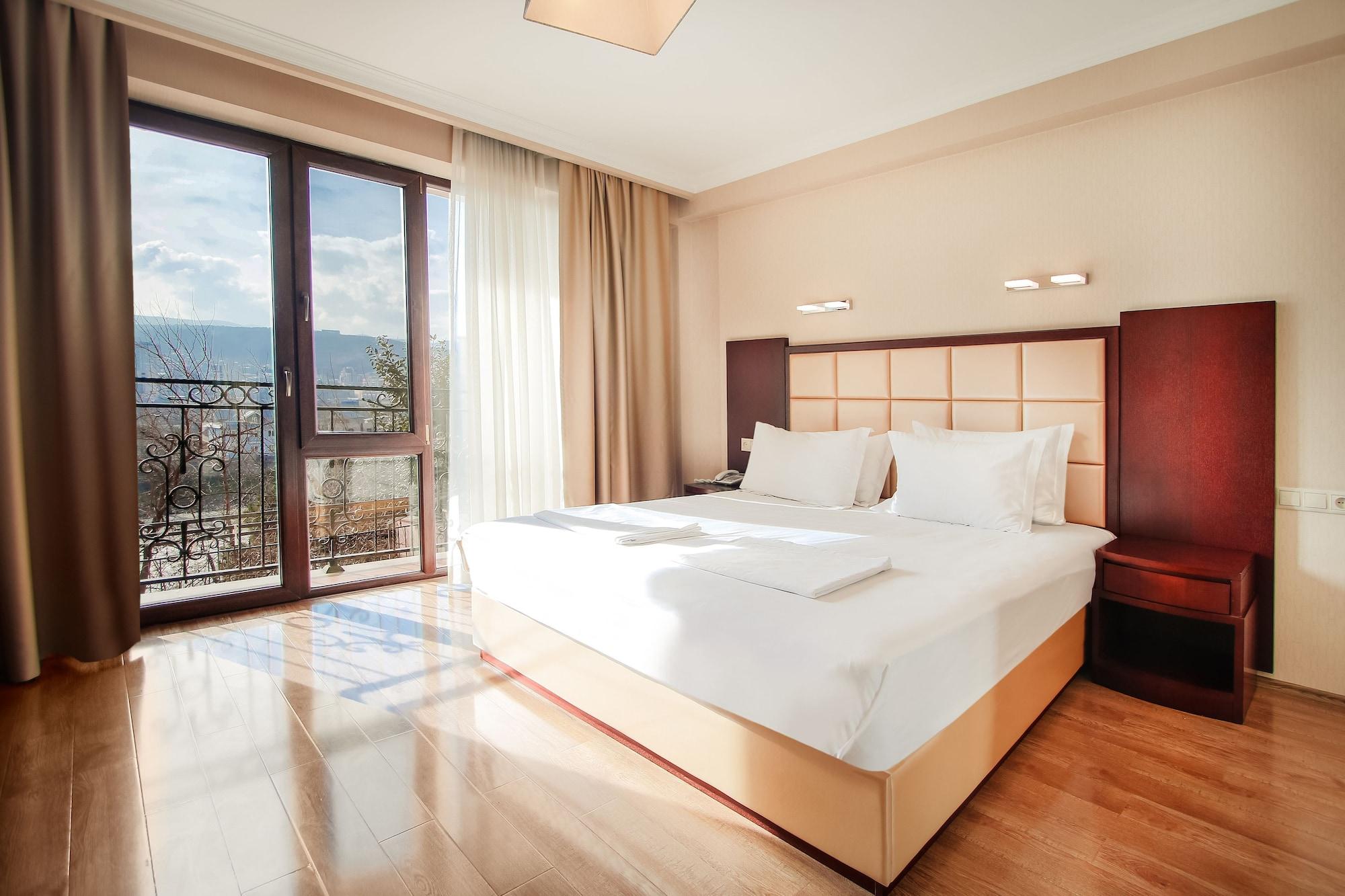 Gtm Plaza Hotel Tbilisi Bagian luar foto