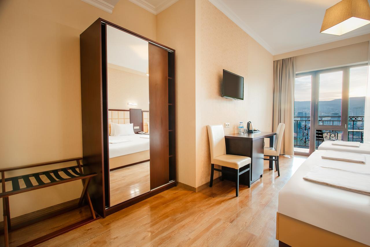 Gtm Plaza Hotel Tbilisi Bagian luar foto